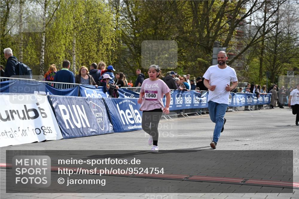 12.04.2026 - 45. Internationalen Wilhelmsburger Insellauf J. Mangold http://msf.ph/oto/9524754 12.04.2026 14:53:01 Ziel 1040, 509 meine-sportfotos.de