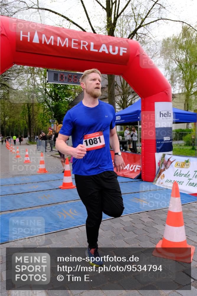 19.04.2026 - Hammer Lauf Tim E. http://msf.ph/oto/9534794 19.04.2026 10:41:54 Ziel 909, 910 meine-sportfotos.de