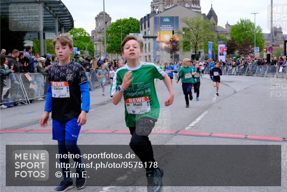 25.04.2026 - Das Zehntel Tim E. http://msf.ph/oto/9575178 25.04.2026 10:52:58 Ziel 5063, 5109, 5154, 5158, 5180, 5237, 5427, 5504, 5695, 5775, 5884, 5897, 5898, 5928, 6081, 6135, 6145, 6313, 6321, 6382, 6415, 6745, 7128, 7160, 7187, 7456, 7459, 7512, 7533, 7716, 7733, 7750, 7950, 7986 meine-sportfotos.de