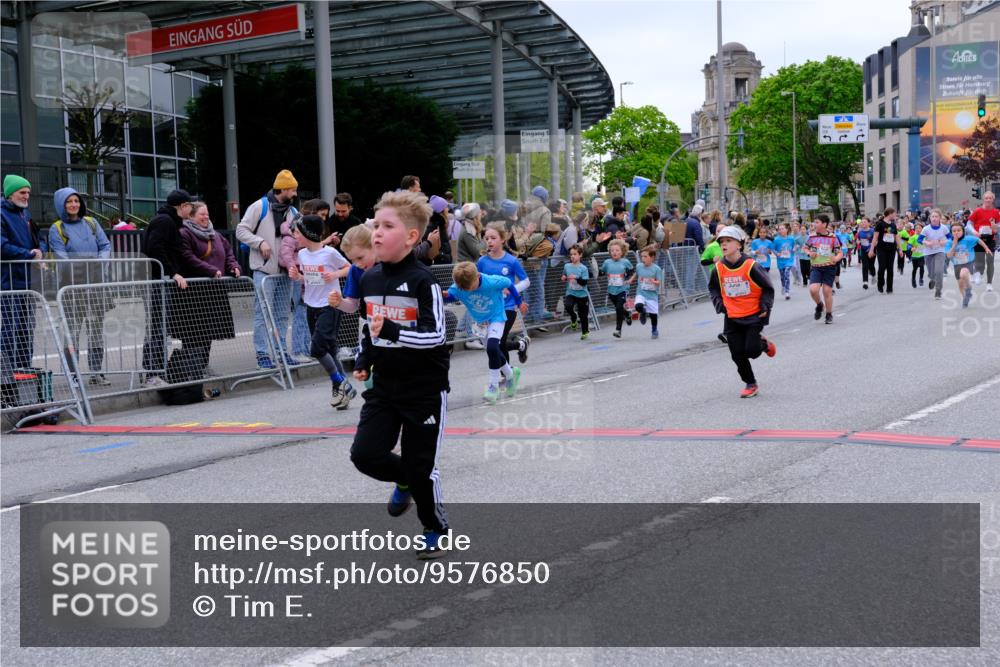25.04.2026 - Das Zehntel Tim E. http://msf.ph/oto/9576850 25.04.2026 10:58:14 Ziel 5166, 5185, 5341, 5366, 5556, 5731, 5757, 5814, 5938, 6319, 6348, 6489, 6576, 6600, 6802, 6809, 6837, 6848, 6921, 6930, 7144, 7318, 7356, 7417, 7532, 7565 meine-sportfotos.de