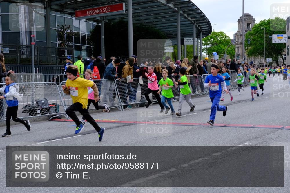 25.04.2026 - Das Zehntel Tim E. http://msf.ph/oto/9588171 25.04.2026 13:01:09 Ziel 10442, 10676, 10686, 10700, 10747, 10763, 10941, 10956, 11109, 11223, 11297, 11301, 11386, 11389, 11419, 11517, 11557, 11622, 11631, 11789, 11811, 11878, 11887, 11898, 12078, 12096, 12121, 12128, 12130, 12487, 12532, 12698, 12727, 12879, 12889, 12934, 12939, 12973 meine-sportfotos.de