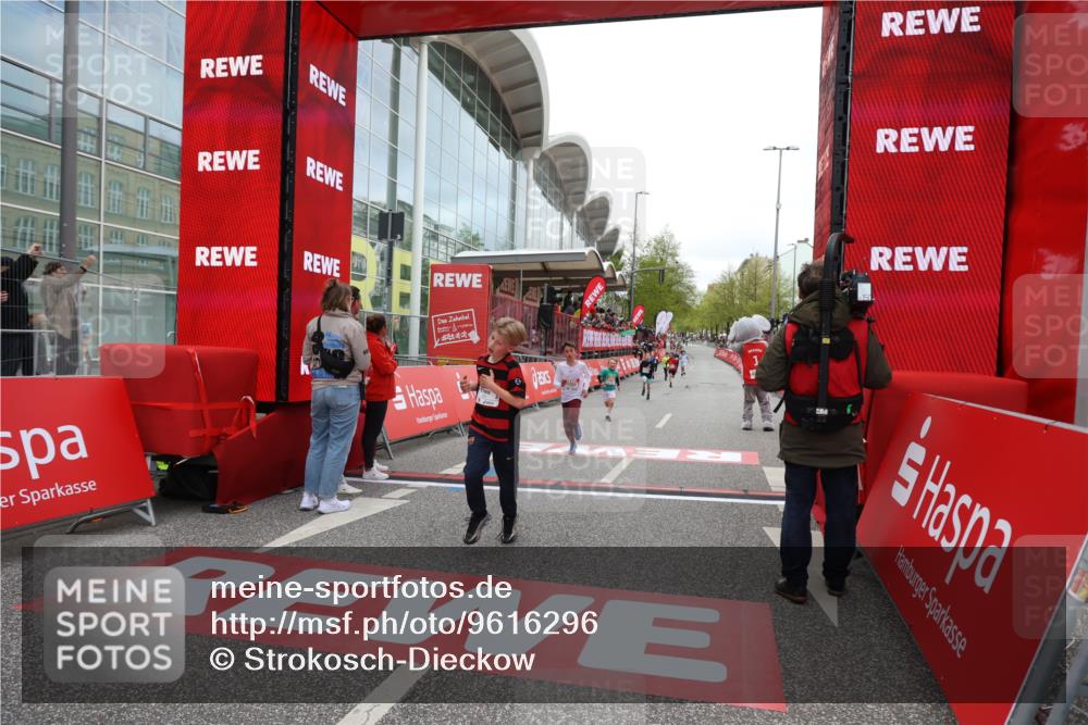 25.04.2026 - Das Zehntel Strokosch-Dieckow http://msf.ph/oto/9616296 25.04.2026 08:48:10 Ziel 2005, 2981, 3402 meine-sportfotos.de