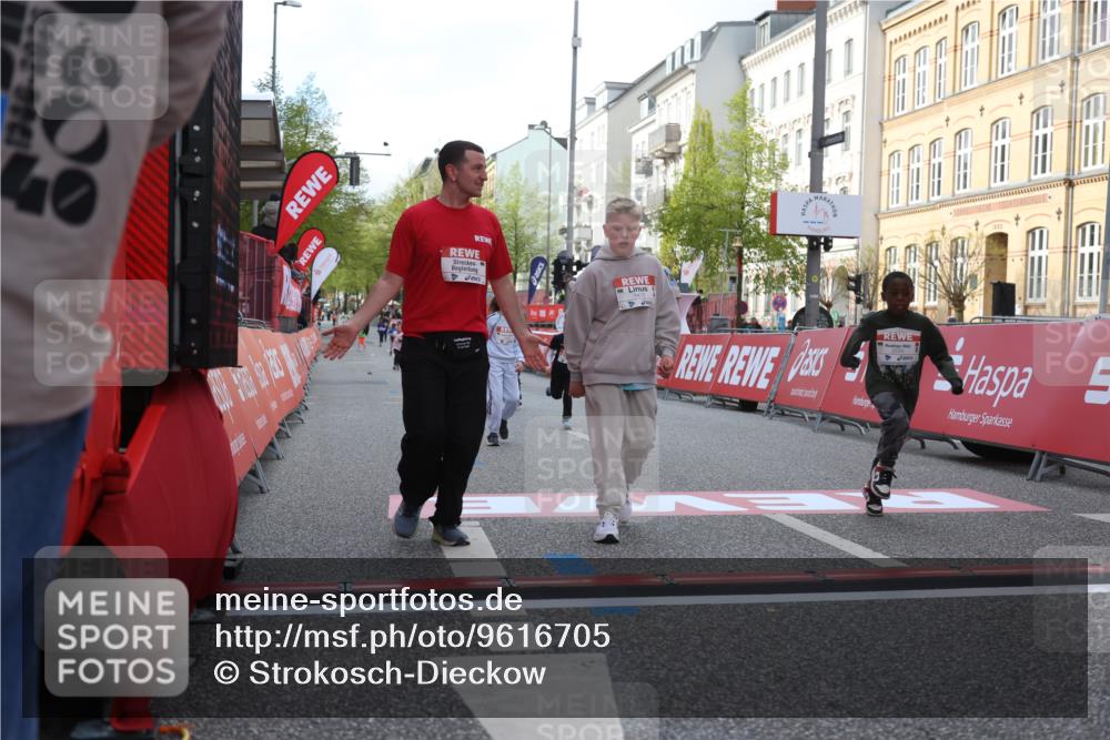 25.04.2026 - Das Zehntel Strokosch-Dieckow http://msf.ph/oto/9616705 25.04.2026 09:10:37 Ziel 1069, 1476, 2535, 3754, 3772 meine-sportfotos.de