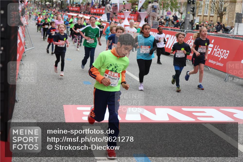25.04.2026 - Das Zehntel Strokosch-Dieckow http://msf.ph/oto/9621278 25.04.2026 11:00:15 Ziel 5340, 5525, 5649, 5799, 5858, 5912, 5951, 6005, 6029, 6541, 6554, 6581, 6584, 6585, 6597, 6602, 6605, 6824, 6825, 6950, 7219, 7286, 7289, 7298, 7421, 7611 meine-sportfotos.de