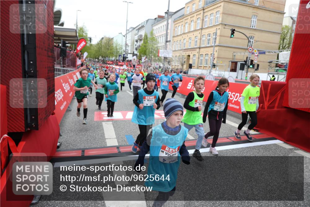 25.04.2026 - Das Zehntel Strokosch-Dieckow http://msf.ph/oto/9625644 25.04.2026 10:59:19 Ziel 5341, 5373, 5392, 5532, 5556, 5680, 5691, 5694, 5750, 5801, 5822, 5938, 5987, 6033, 6199, 6319, 6351, 6356, 6361, 6367, 6538, 6723, 6786, 6809, 6810, 6860, 6921, 6930, 7042, 7062, 7230, 7236, 7356, 7520, 7613, 7868 meine-sportfotos.de