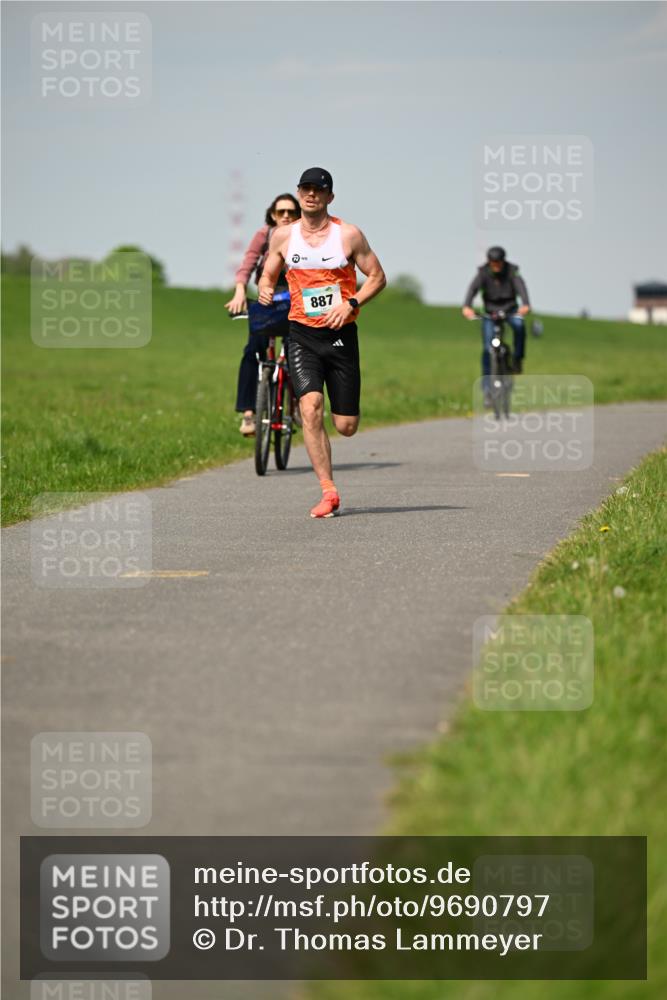 10.05.2026 - 8. Wedeler Halbmarathon Dr. Thomas Lammeyer http://msf.ph/oto/9690797 10.05.2026 11:08:01 Laufen 887 meine-sportfotos.de