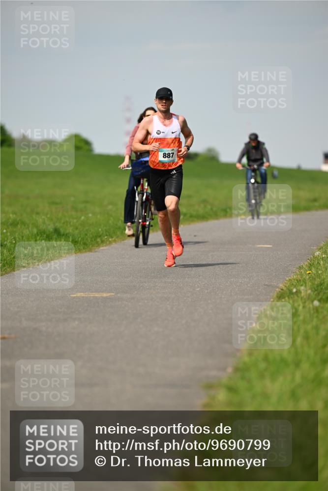 10.05.2026 - 8. Wedeler Halbmarathon Dr. Thomas Lammeyer http://msf.ph/oto/9690799 10.05.2026 11:08:01 Laufen 887 meine-sportfotos.de