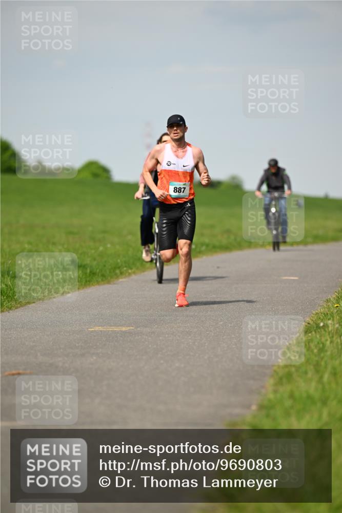 10.05.2026 - 8. Wedeler Halbmarathon Dr. Thomas Lammeyer http://msf.ph/oto/9690803 10.05.2026 11:08:01 Laufen 887 meine-sportfotos.de