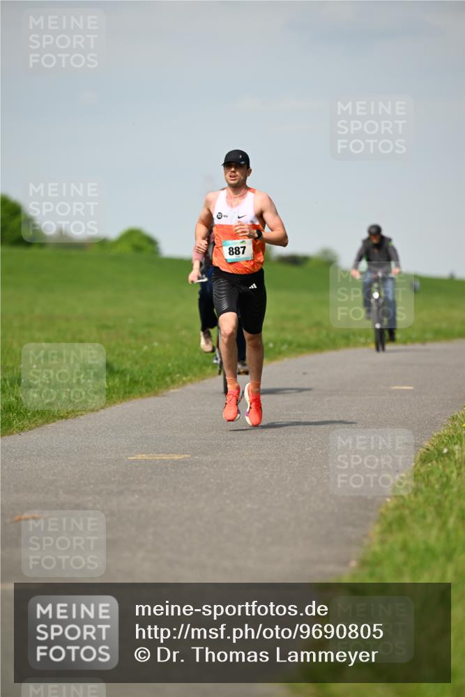 10.05.2026 - 8. Wedeler Halbmarathon Dr. Thomas Lammeyer http://msf.ph/oto/9690805 10.05.2026 11:08:01 Laufen 887 meine-sportfotos.de
