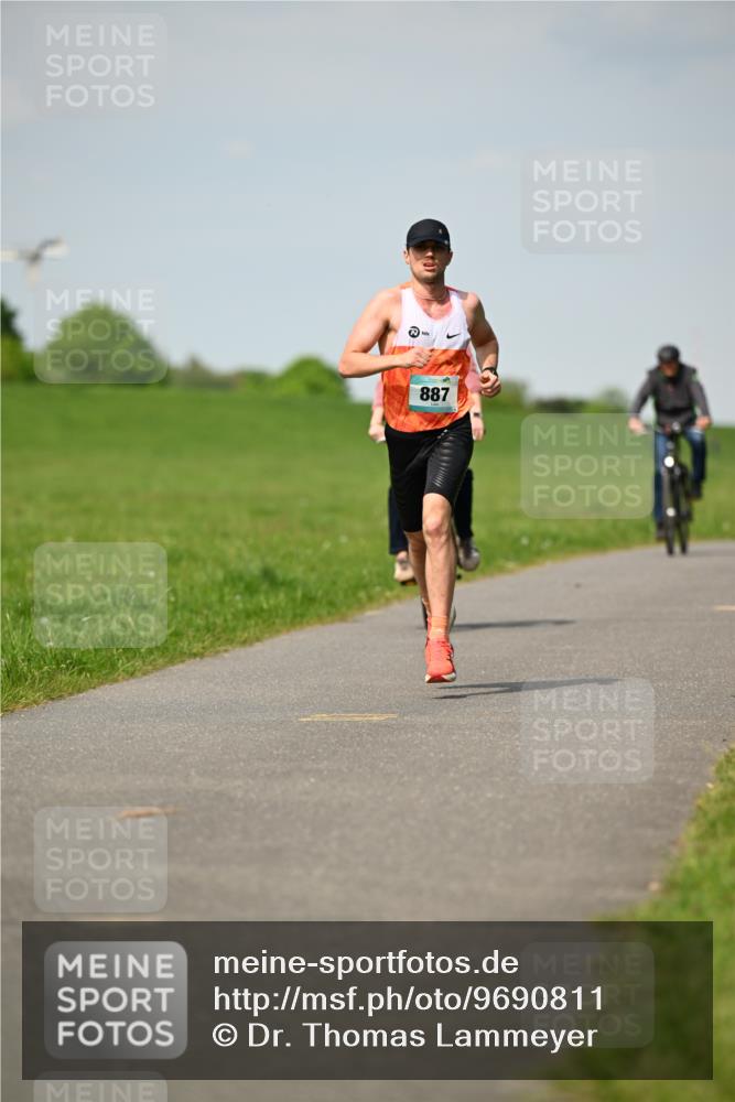 10.05.2026 - 8. Wedeler Halbmarathon Dr. Thomas Lammeyer http://msf.ph/oto/9690811 10.05.2026 11:08:02 Laufen 887 meine-sportfotos.de