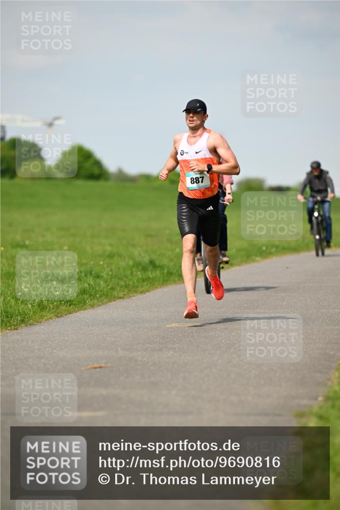 10.05.2026 - 8. Wedeler Halbmarathon Dr. Thomas Lammeyer http://msf.ph/oto/9690816 10.05.2026 11:08:02 Laufen 887 meine-sportfotos.de