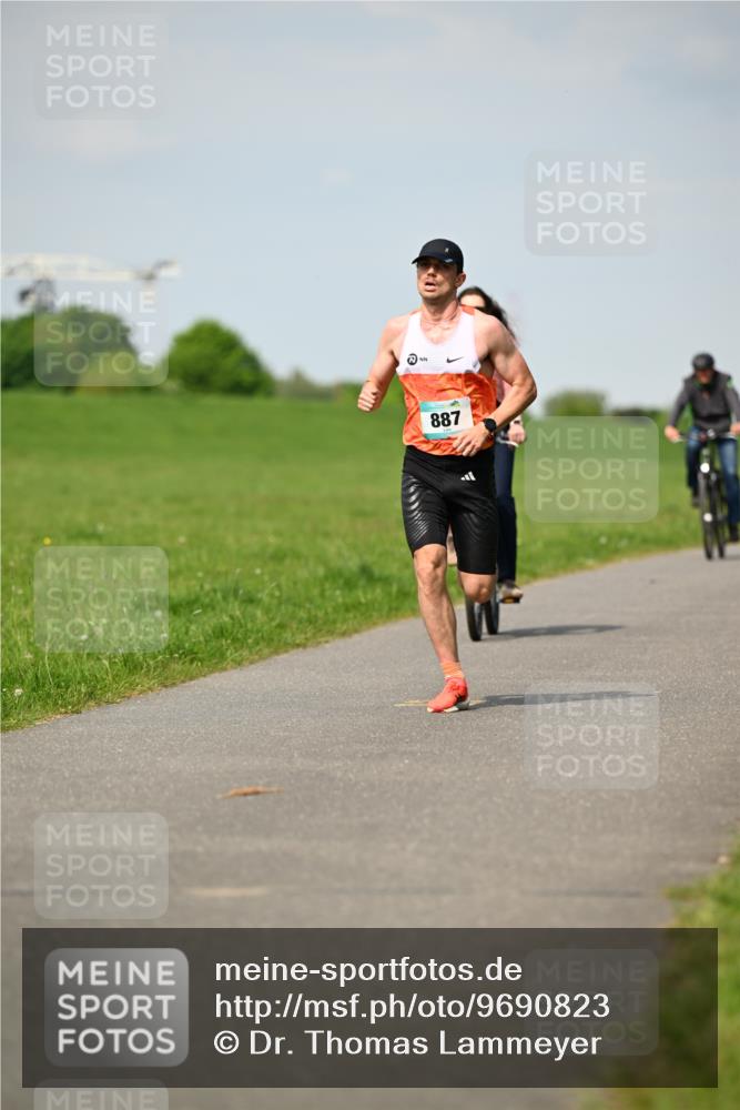 10.05.2026 - 8. Wedeler Halbmarathon Dr. Thomas Lammeyer http://msf.ph/oto/9690823 10.05.2026 11:08:02 Laufen 887 meine-sportfotos.de