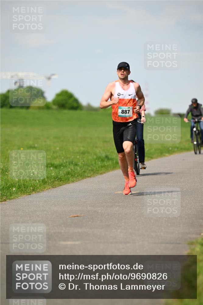 10.05.2026 - 8. Wedeler Halbmarathon Dr. Thomas Lammeyer http://msf.ph/oto/9690826 10.05.2026 11:08:02 Laufen 887 meine-sportfotos.de