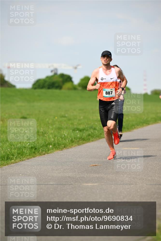10.05.2026 - 8. Wedeler Halbmarathon Dr. Thomas Lammeyer http://msf.ph/oto/9690834 10.05.2026 11:08:03 Laufen 887 meine-sportfotos.de