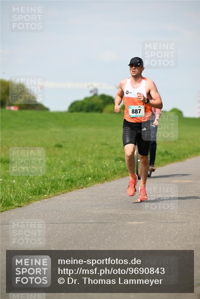 10.05.2026 - 8. Wedeler Halbmarathon Dr. Thomas Lammeyer http://msf.ph/oto/9690843 10.05.2026 11:08:03 Laufen 887 meine-sportfotos.de