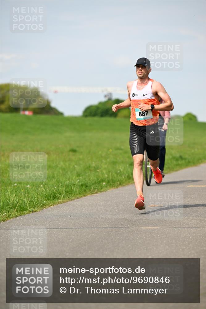10.05.2026 - 8. Wedeler Halbmarathon Dr. Thomas Lammeyer http://msf.ph/oto/9690846 10.05.2026 11:08:04 Laufen 887 meine-sportfotos.de