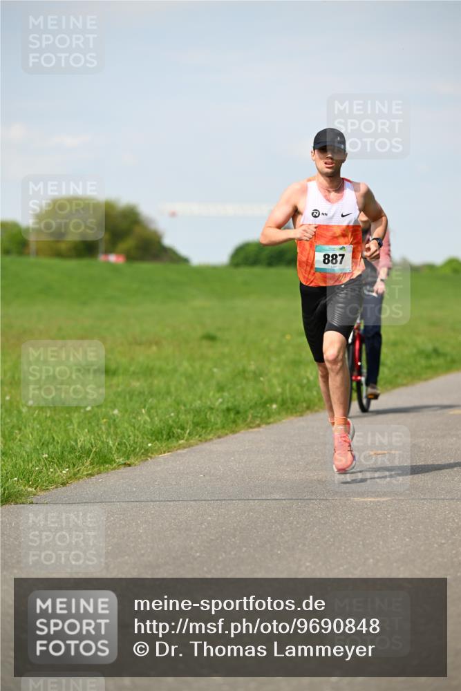 10.05.2026 - 8. Wedeler Halbmarathon Dr. Thomas Lammeyer http://msf.ph/oto/9690848 10.05.2026 11:08:04 Laufen 887 meine-sportfotos.de
