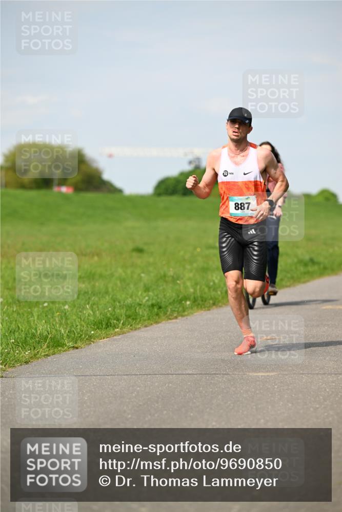 10.05.2026 - 8. Wedeler Halbmarathon Dr. Thomas Lammeyer http://msf.ph/oto/9690850 10.05.2026 11:08:04 Laufen 887 meine-sportfotos.de