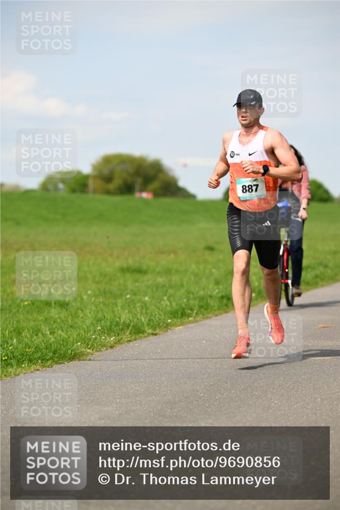 10.05.2026 - 8. Wedeler Halbmarathon Dr. Thomas Lammeyer http://msf.ph/oto/9690856 10.05.2026 11:08:04 Laufen 887 meine-sportfotos.de