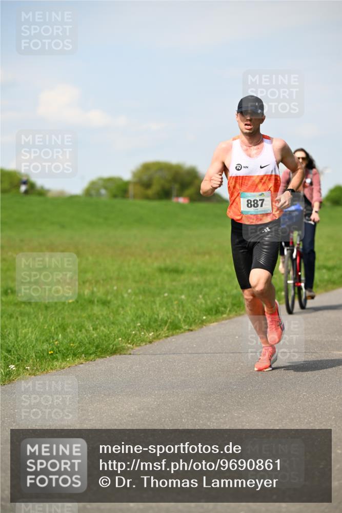 10.05.2026 - 8. Wedeler Halbmarathon Dr. Thomas Lammeyer http://msf.ph/oto/9690861 10.05.2026 11:08:04 Laufen 887 meine-sportfotos.de
