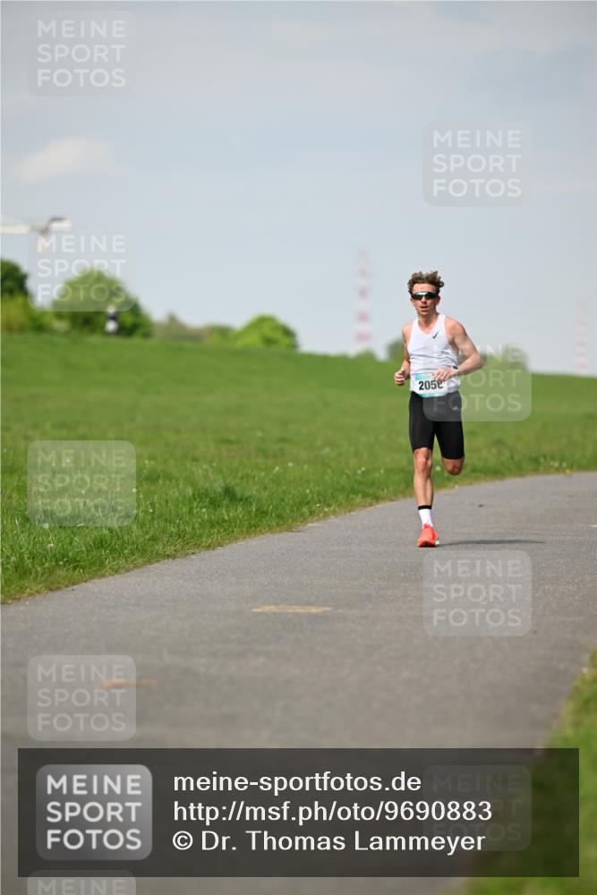 10.05.2026 - 8. Wedeler Halbmarathon Dr. Thomas Lammeyer http://msf.ph/oto/9690883 10.05.2026 11:10:00 Laufen 2050 meine-sportfotos.de