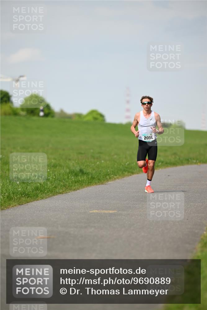 10.05.2026 - 8. Wedeler Halbmarathon Dr. Thomas Lammeyer http://msf.ph/oto/9690889 10.05.2026 11:10:00 Laufen 2056 meine-sportfotos.de