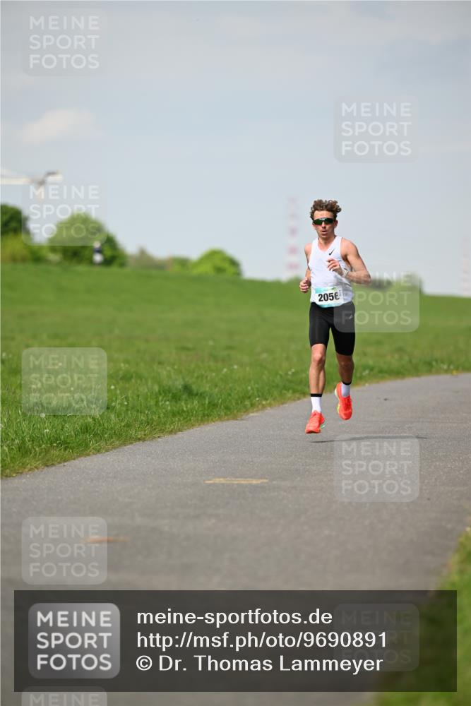 10.05.2026 - 8. Wedeler Halbmarathon Dr. Thomas Lammeyer http://msf.ph/oto/9690891 10.05.2026 11:10:00 Laufen 2056 meine-sportfotos.de