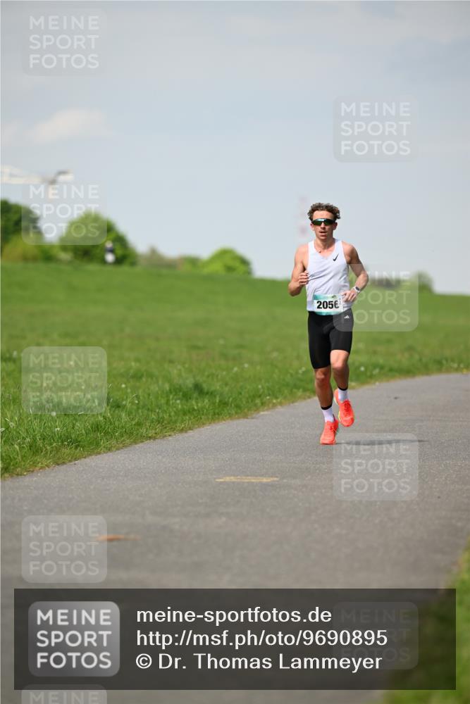 10.05.2026 - 8. Wedeler Halbmarathon Dr. Thomas Lammeyer http://msf.ph/oto/9690895 10.05.2026 11:10:01 Laufen 2056 meine-sportfotos.de
