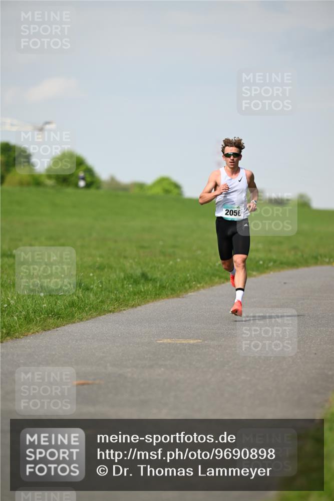 10.05.2026 - 8. Wedeler Halbmarathon Dr. Thomas Lammeyer http://msf.ph/oto/9690898 10.05.2026 11:10:01 Laufen 2056 meine-sportfotos.de