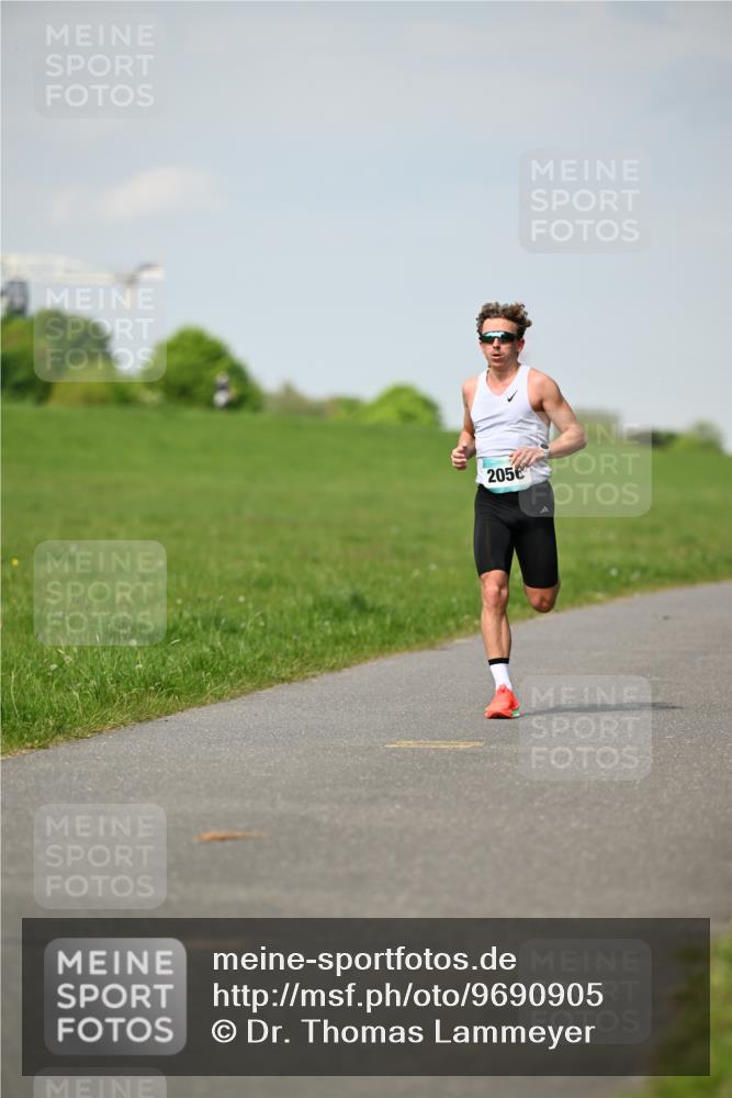 10.05.2026 - 8. Wedeler Halbmarathon Dr. Thomas Lammeyer http://msf.ph/oto/9690905 10.05.2026 11:10:01 Laufen 2056 meine-sportfotos.de