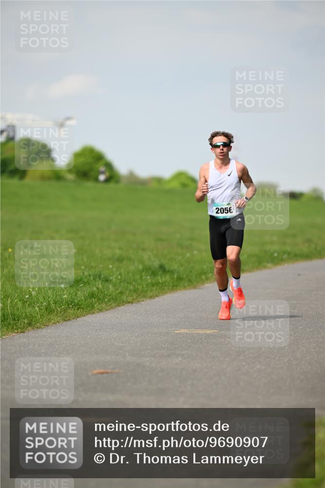 10.05.2026 - 8. Wedeler Halbmarathon Dr. Thomas Lammeyer http://msf.ph/oto/9690907 10.05.2026 11:10:01 Laufen 2056 meine-sportfotos.de