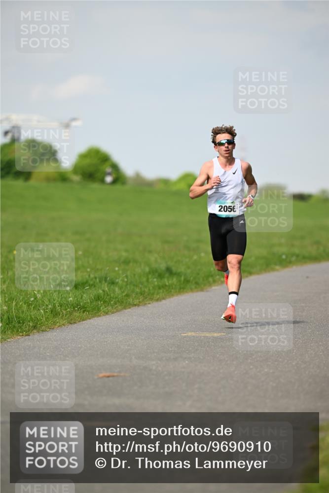 10.05.2026 - 8. Wedeler Halbmarathon Dr. Thomas Lammeyer http://msf.ph/oto/9690910 10.05.2026 11:10:02 Laufen 2056 meine-sportfotos.de