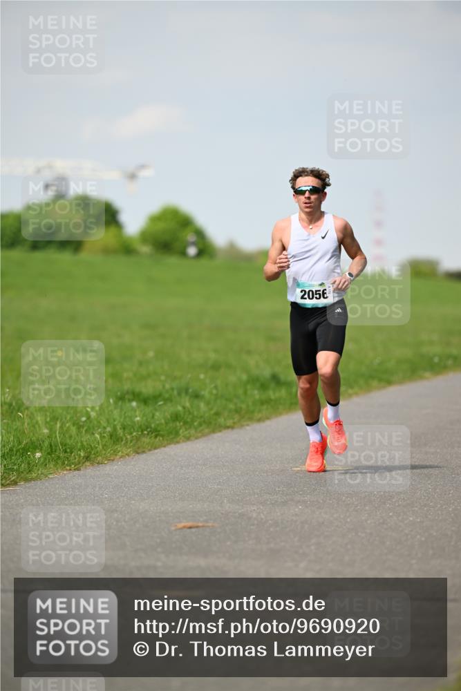 10.05.2026 - 8. Wedeler Halbmarathon Dr. Thomas Lammeyer http://msf.ph/oto/9690920 10.05.2026 11:10:02 Laufen 2056 meine-sportfotos.de