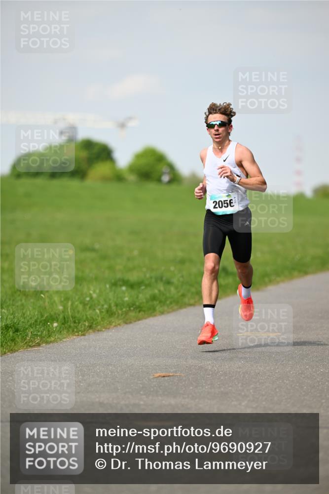 10.05.2026 - 8. Wedeler Halbmarathon Dr. Thomas Lammeyer http://msf.ph/oto/9690927 10.05.2026 11:10:02 Laufen 2056 meine-sportfotos.de