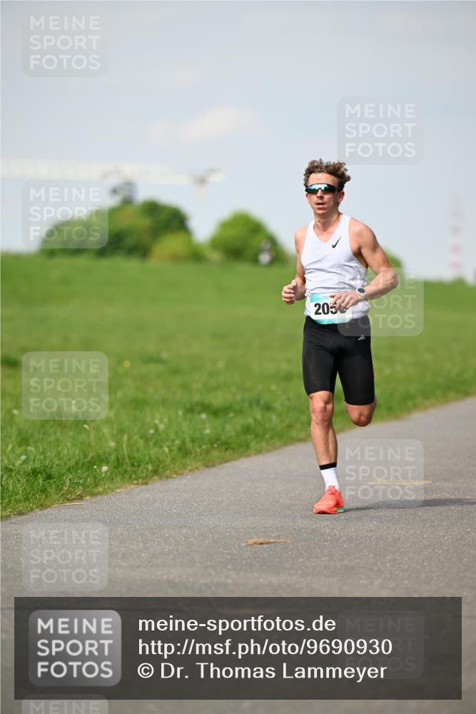 10.05.2026 - 8. Wedeler Halbmarathon Dr. Thomas Lammeyer http://msf.ph/oto/9690930 10.05.2026 11:10:03 Laufen 2050 meine-sportfotos.de