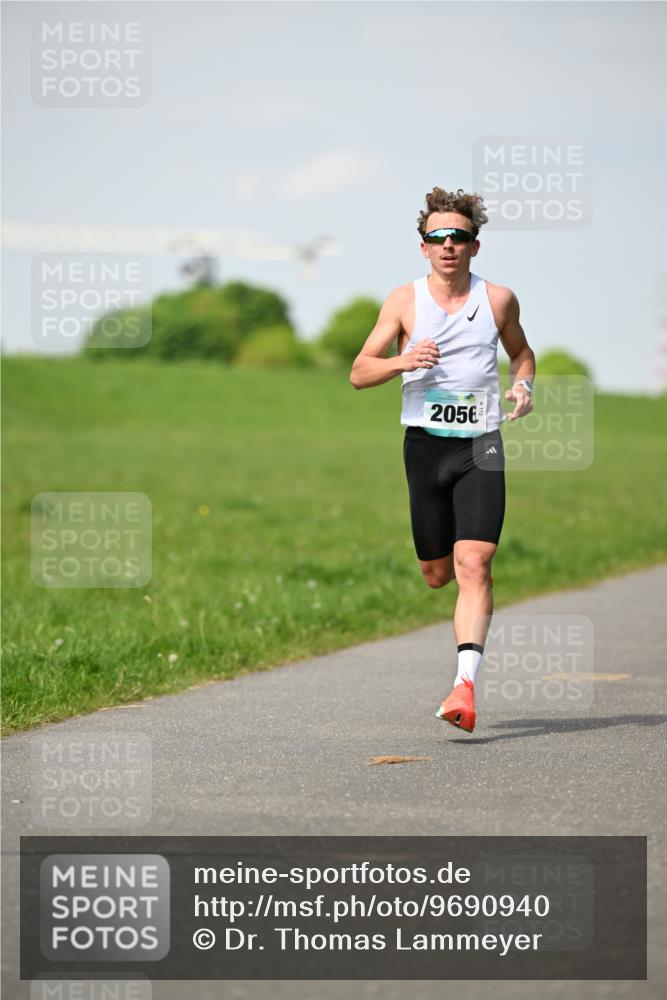 10.05.2026 - 8. Wedeler Halbmarathon Dr. Thomas Lammeyer http://msf.ph/oto/9690940 10.05.2026 11:10:03 Laufen 2056 meine-sportfotos.de