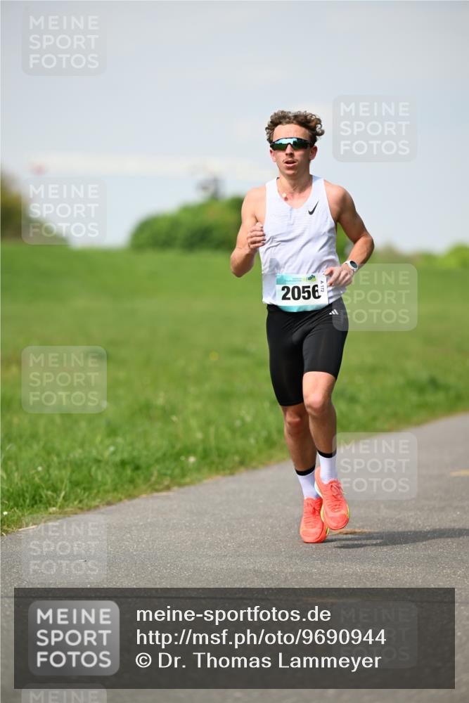 10.05.2026 - 8. Wedeler Halbmarathon Dr. Thomas Lammeyer http://msf.ph/oto/9690944 10.05.2026 11:10:03 Laufen 2056 meine-sportfotos.de