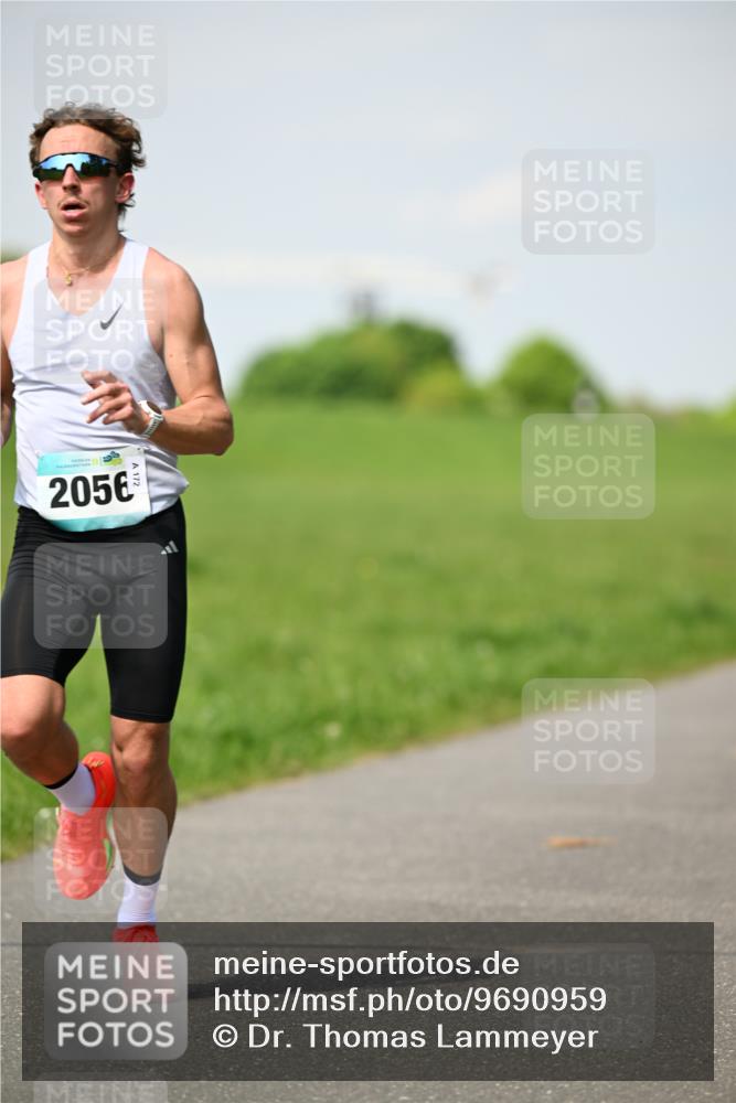 10.05.2026 - 8. Wedeler Halbmarathon Dr. Thomas Lammeyer http://msf.ph/oto/9690959 10.05.2026 11:10:04 Laufen 2056 meine-sportfotos.de