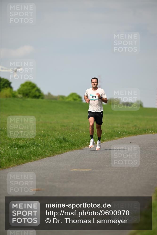 10.05.2026 - 8. Wedeler Halbmarathon Dr. Thomas Lammeyer http://msf.ph/oto/9690970 10.05.2026 11:11:17 Laufen 774 meine-sportfotos.de