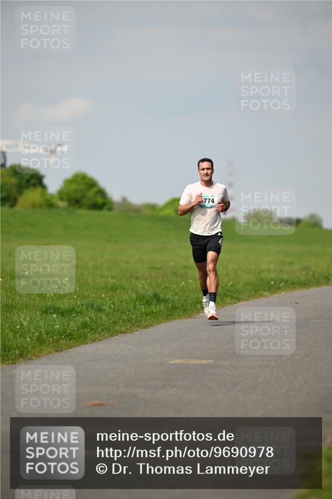 10.05.2026 - 8. Wedeler Halbmarathon Dr. Thomas Lammeyer http://msf.ph/oto/9690978 10.05.2026 11:11:17 Laufen 774 meine-sportfotos.de