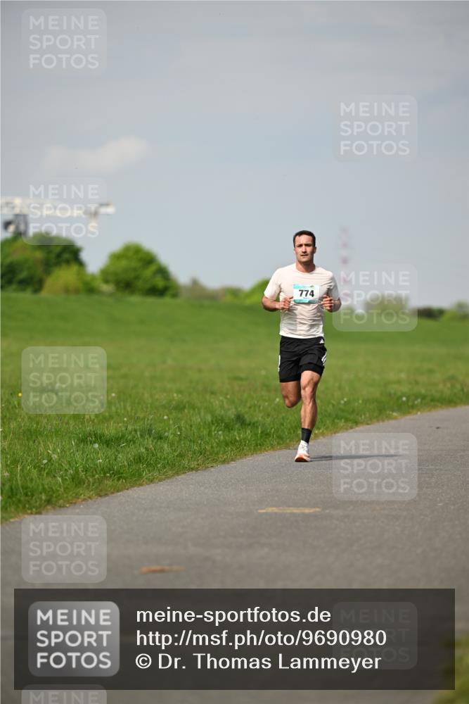 10.05.2026 - 8. Wedeler Halbmarathon Dr. Thomas Lammeyer http://msf.ph/oto/9690980 10.05.2026 11:11:18 Laufen 774 meine-sportfotos.de