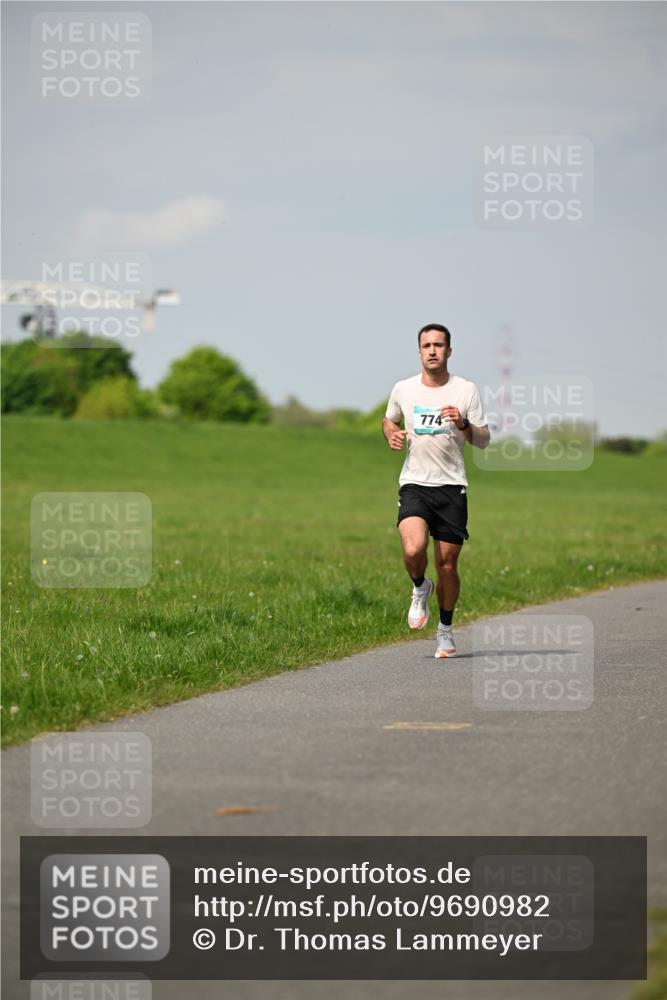 10.05.2026 - 8. Wedeler Halbmarathon Dr. Thomas Lammeyer http://msf.ph/oto/9690982 10.05.2026 11:11:18 Laufen 774 meine-sportfotos.de