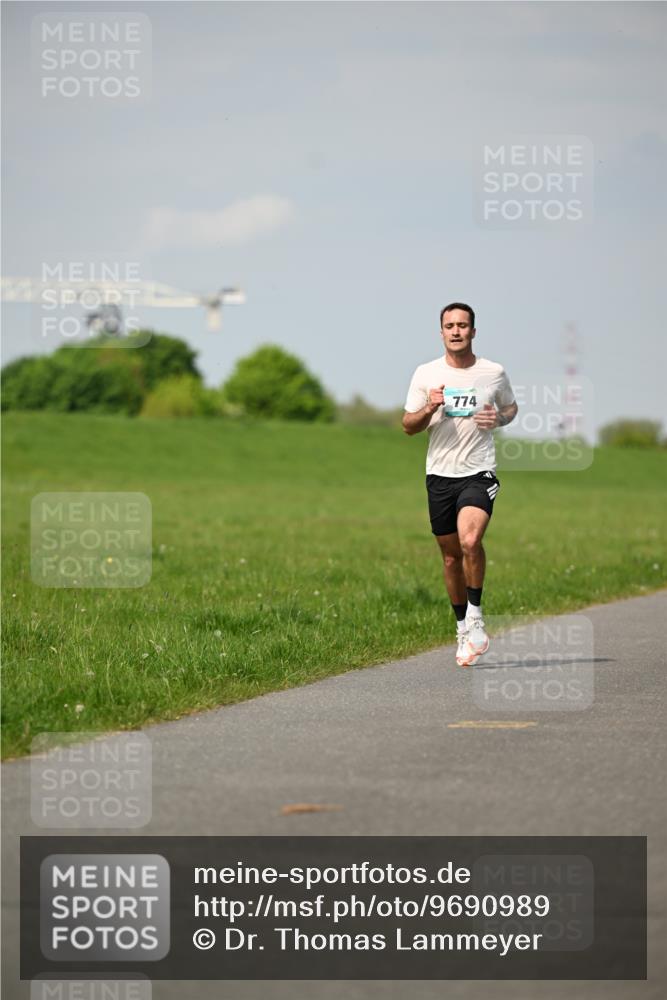 10.05.2026 - 8. Wedeler Halbmarathon Dr. Thomas Lammeyer http://msf.ph/oto/9690989 10.05.2026 11:11:18 Laufen 774 meine-sportfotos.de