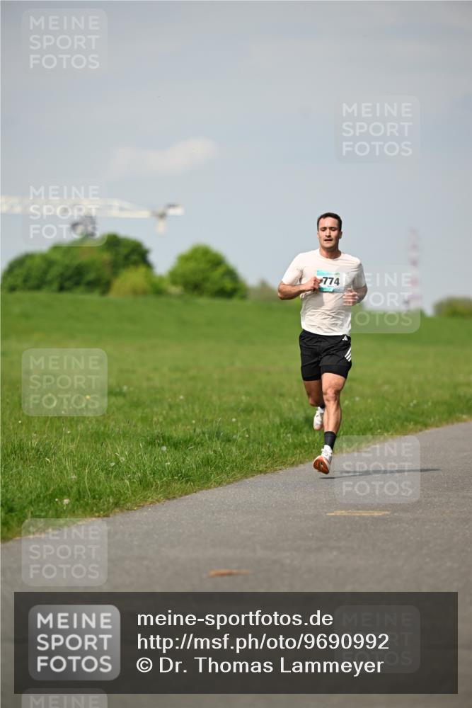 10.05.2026 - 8. Wedeler Halbmarathon Dr. Thomas Lammeyer http://msf.ph/oto/9690992 10.05.2026 11:11:18 Laufen 774 meine-sportfotos.de