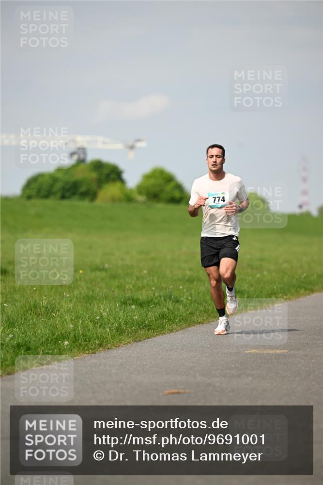 10.05.2026 - 8. Wedeler Halbmarathon Dr. Thomas Lammeyer http://msf.ph/oto/9691001 10.05.2026 11:11:19 Laufen 774 meine-sportfotos.de