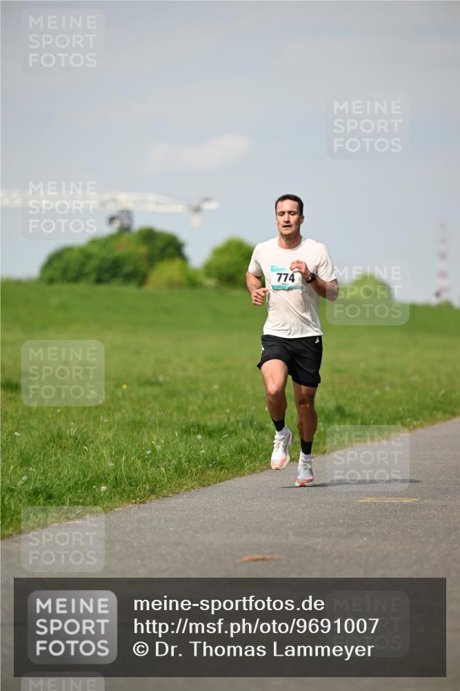 10.05.2026 - 8. Wedeler Halbmarathon Dr. Thomas Lammeyer http://msf.ph/oto/9691007 10.05.2026 11:11:19 Laufen 774 meine-sportfotos.de