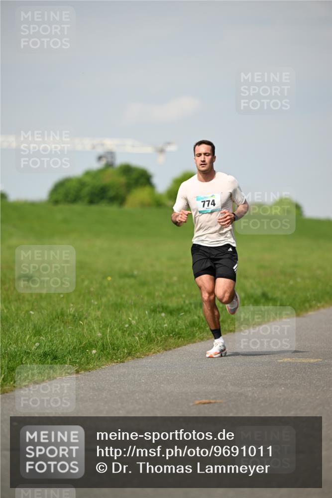 10.05.2026 - 8. Wedeler Halbmarathon Dr. Thomas Lammeyer http://msf.ph/oto/9691011 10.05.2026 11:11:19 Laufen 774 meine-sportfotos.de