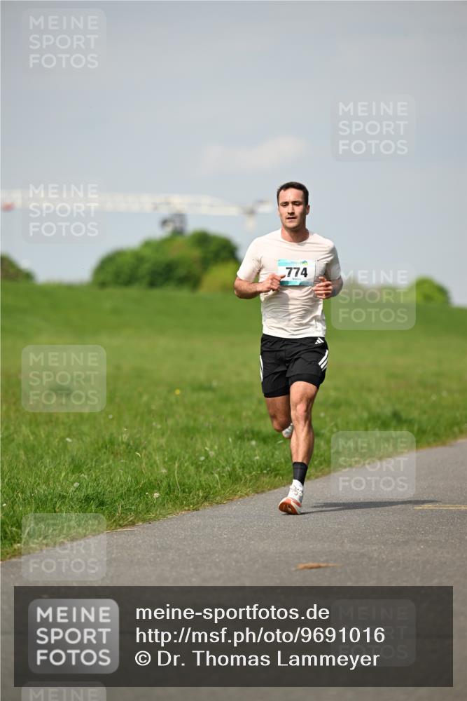 10.05.2026 - 8. Wedeler Halbmarathon Dr. Thomas Lammeyer http://msf.ph/oto/9691016 10.05.2026 11:11:20 Laufen 774 meine-sportfotos.de