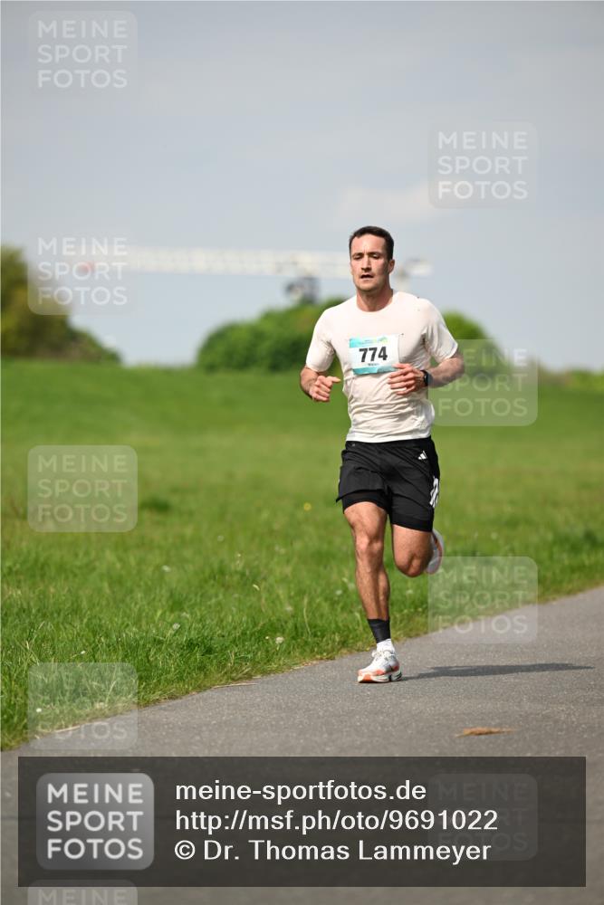 10.05.2026 - 8. Wedeler Halbmarathon Dr. Thomas Lammeyer http://msf.ph/oto/9691022 10.05.2026 11:11:20 Laufen 774 meine-sportfotos.de