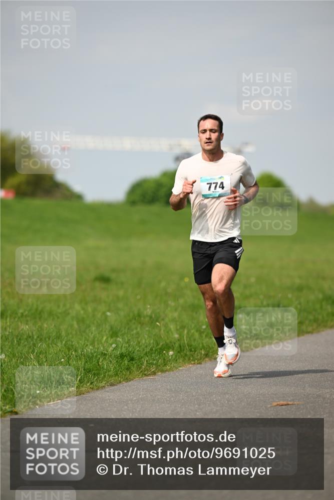 10.05.2026 - 8. Wedeler Halbmarathon Dr. Thomas Lammeyer http://msf.ph/oto/9691025 10.05.2026 11:11:20 Laufen 774 meine-sportfotos.de